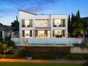 Perfect summer lake house, Surfers Paradise